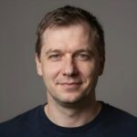 Портрет Алексея Морозова, пользователя текстовых генераторов Easycont, с уверенным и дружелюбным взглядом