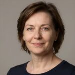Портрет Марины Соколовой, пользователя текстовых генераторов Easycont с уверенным и дружелюбным взглядом