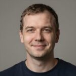 Портрет Дмитрия Волкова, пользователя текстовых генераторов Easycont с уверенным и дружелюбным взглядом